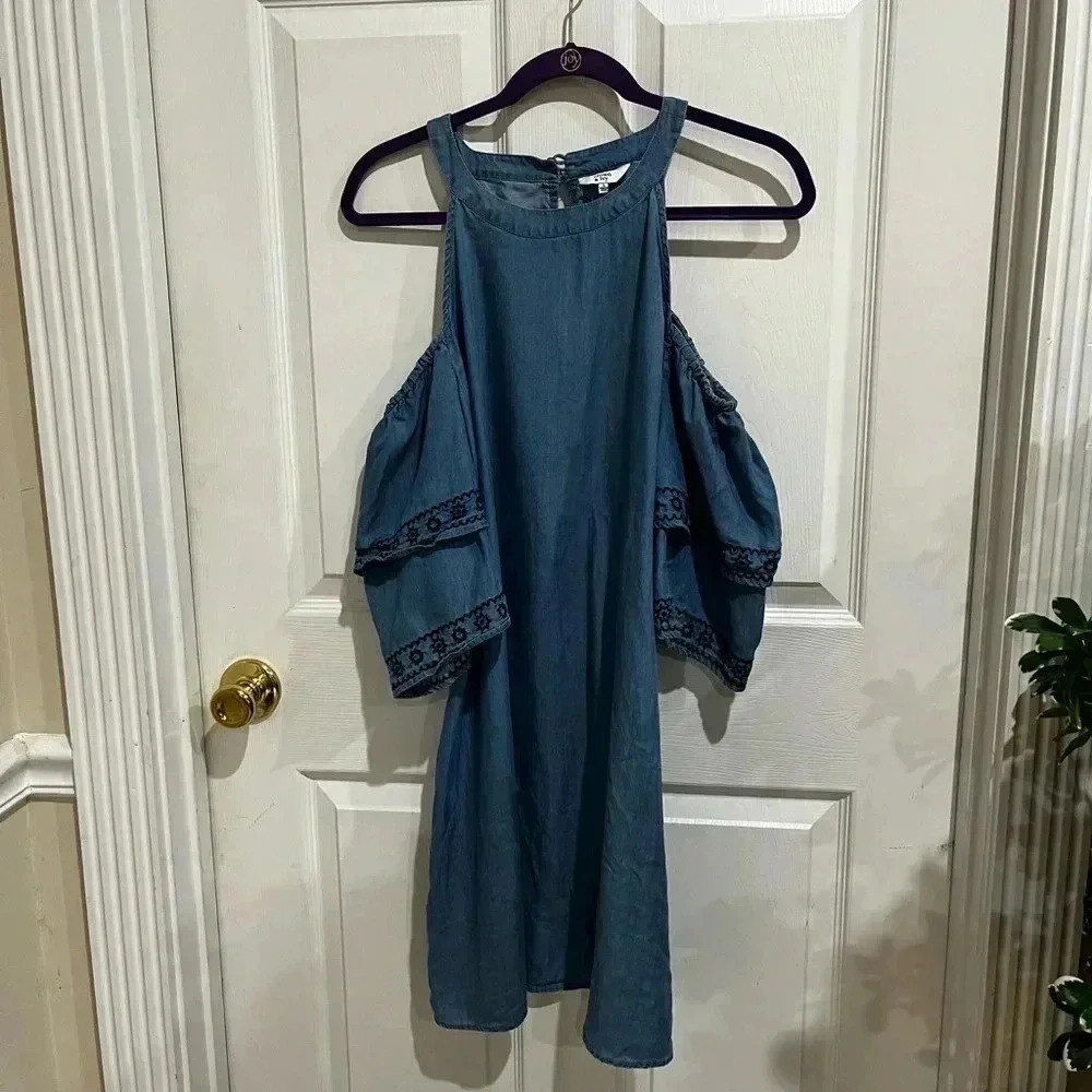 Crown and ivy sz lg jean dress with off the shoulder sleeves - Picture 1 of 4